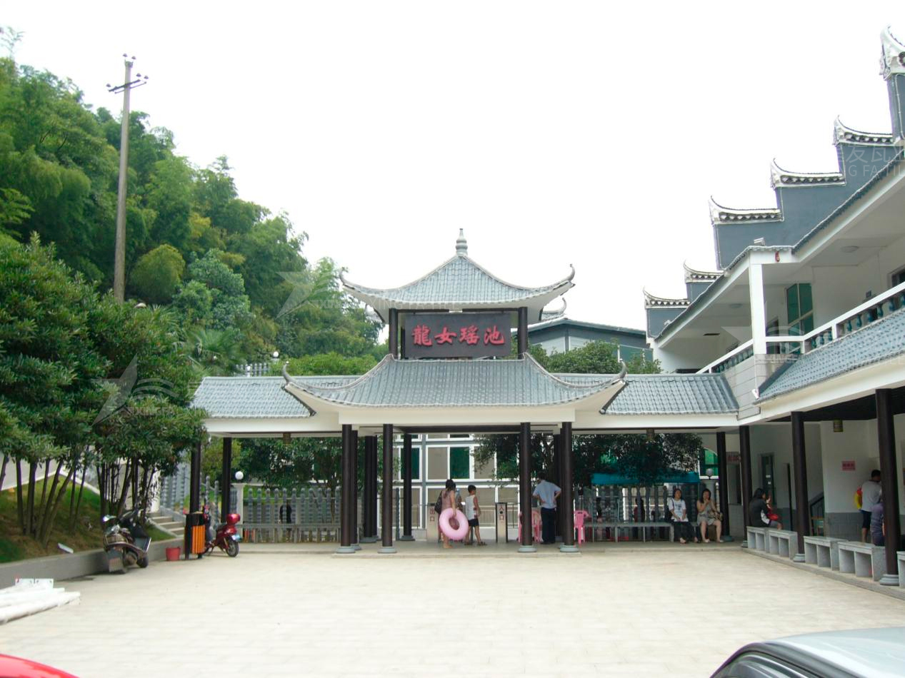 屋頂材料合成樹脂瓦和不銹鋼瓦哪個(gè)好？選擇很重要！